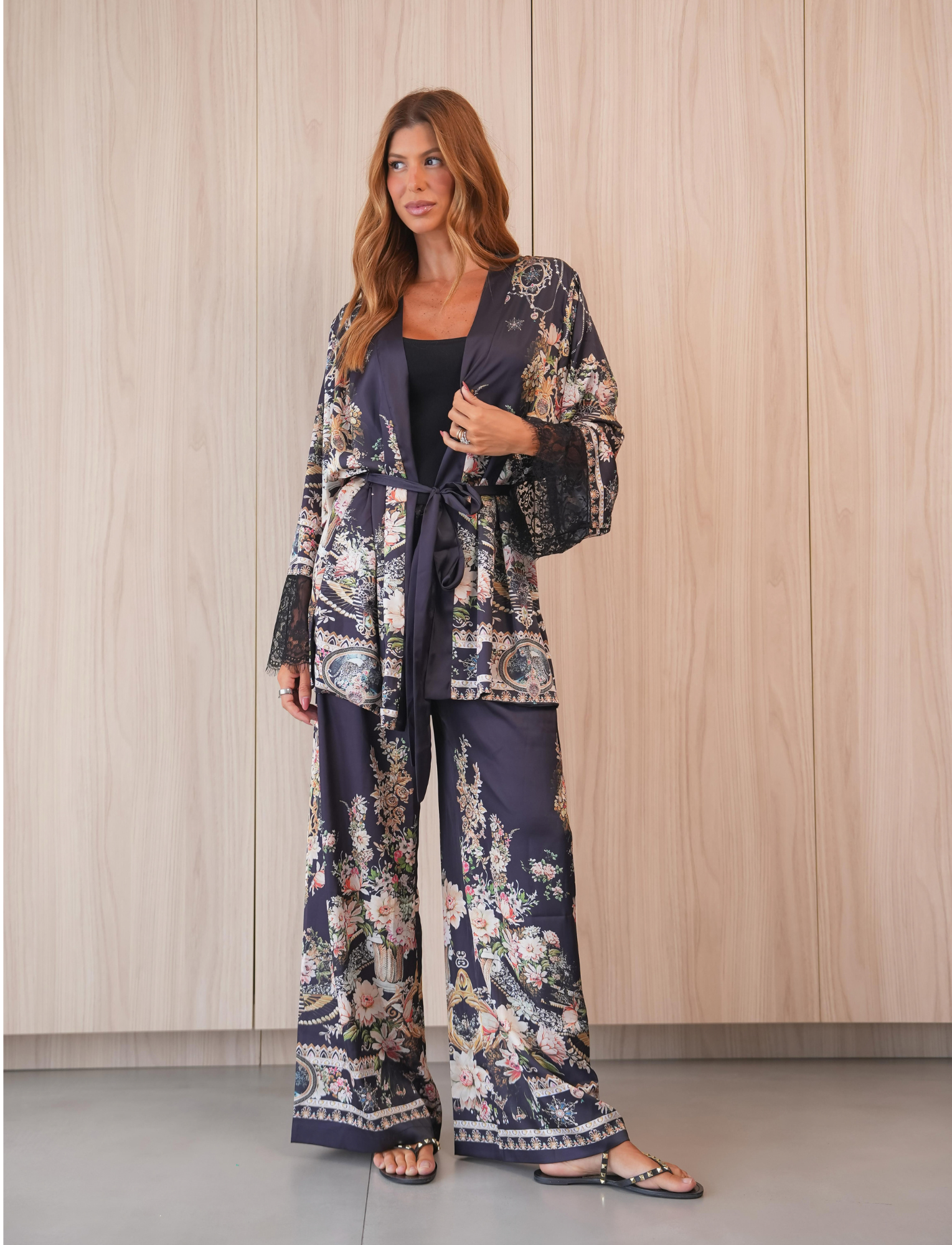 Conjunto Calça e Kimono com Barrado em Renda e Estampa Exclusiva